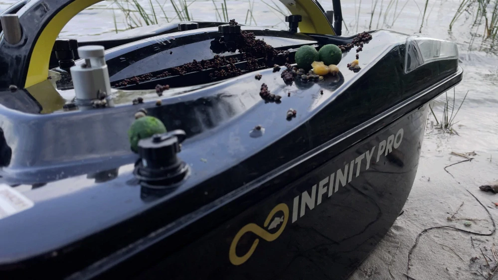 Zavážecí loď INFINITYBOAT PRO 3.0 50Ah LIMITOVANÁ CARBONOVÁ EDICE
