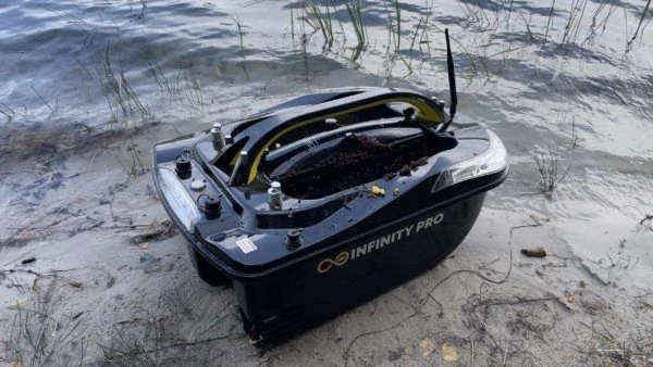 Zavážecí loď INFINITYBOAT PRO 3.0 50Ah LIMITOVANÁ CARBONOVÁ EDICE